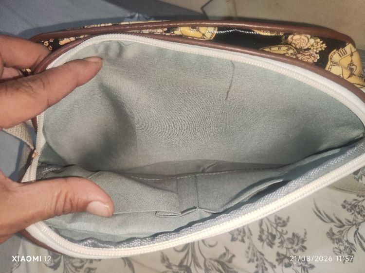 กระเป๋าสะพายทรง Crossbody ลายนาฬิกาและดอกกุหลาบวินเทจ มีช่องซิปใช้งานได้หลายช่อง วัสดุPVC/Oilcloth สภาพใหม่ไม่เคยใช้งาน รูปที่ 13