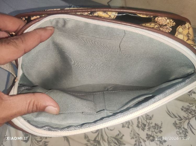 กระเป๋าสะพายทรง Crossbody ลายนาฬิกาและดอกกุหลาบวินเทจ มีช่องซิปใช้งานได้หลายช่อง วัสดุPVC/Oilcloth สภาพใหม่ไม่เคยใช้งาน รูปที่ 12