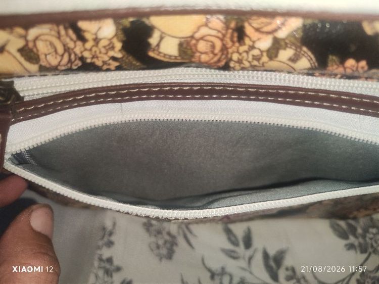 กระเป๋าสะพายทรง Crossbody ลายนาฬิกาและดอกกุหลาบวินเทจ มีช่องซิปใช้งานได้หลายช่อง วัสดุPVC/Oilcloth สภาพใหม่ไม่เคยใช้งาน รูปที่ 11