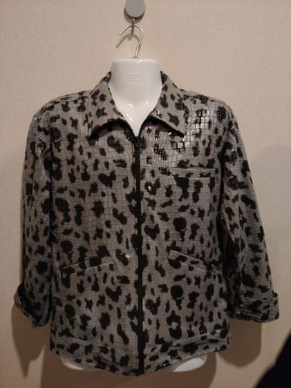 เสื้อแจ็คเก็ตซิปหน้า ลายเสือดาวโทนสีเทา-ดำ สภาพดีมาก" หรือ "เสื้อคลุมแขนสามส่วน ลายเสือดาว สีเทาดำ แฟชั่นสไตล์วินเทจ