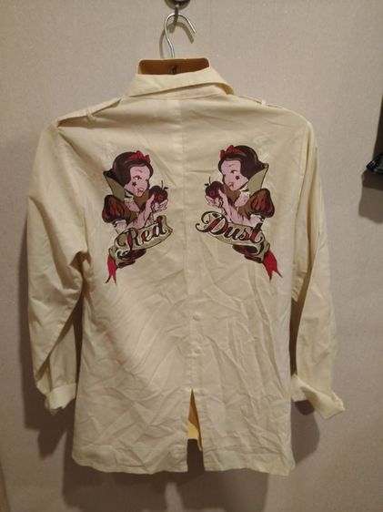 เสื้อเชิ้ตทหารแขนยาวสีครีม แบรนด์ RED DUST ไซส์ L ปักหลังสโนว์ไวท์แนวสตรีท สภาพดีมาก รูปที่ 2