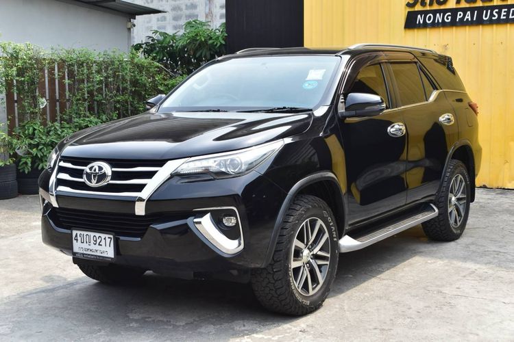 รถ Toyota Fortuner 2.8 V สี ดำ