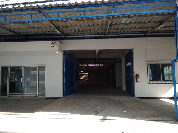 ให้เช่าโกดังพร้อมสำนักงาน พื้นที่ใช้สอย 920 ตรม. ใกล้แยกเทพารักษ์ น้ำไม่ท่วม เข้าออกสะดวก เพียง 59,000 เดือน