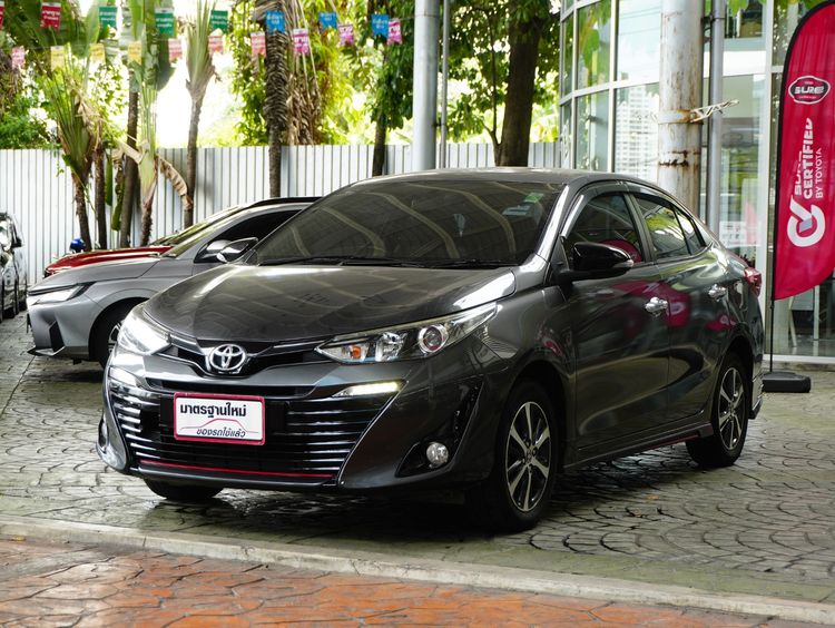 รถ Toyota Yaris ATIV 1.2 High สี เทา