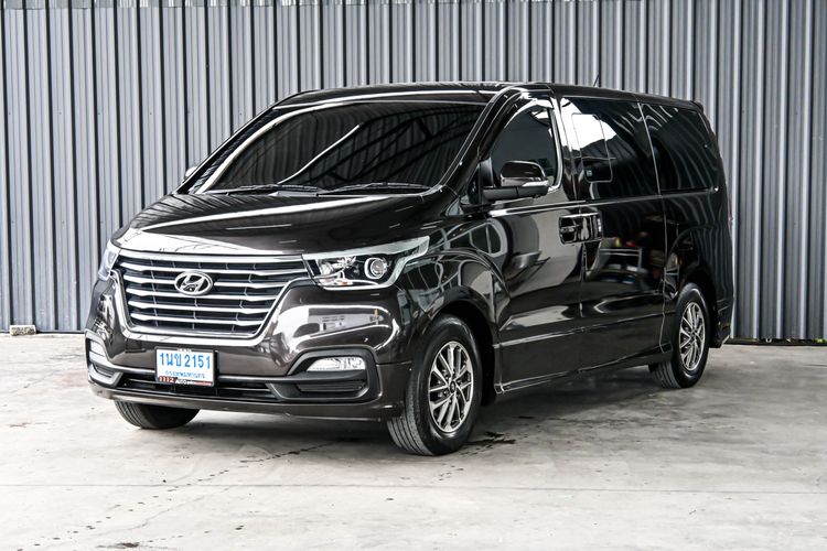 รถ Hyundai H-1  2.5 Deluxe สี น้ำตาล