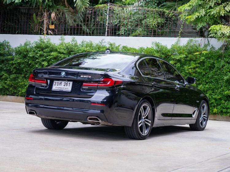 BMW Series 5 2023 530e Sedan ปลั๊กอินไฮบริด (PHEV) ไม่ติดแก๊ส เกียร์อัตโนมัติ ดำ รูปที่ 4