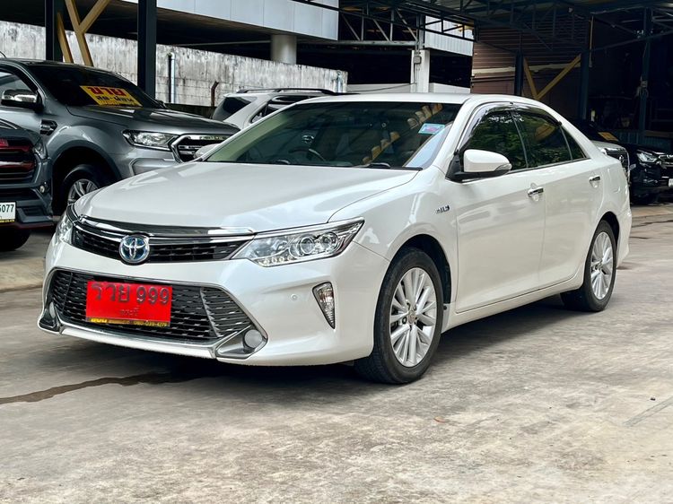 รถ Toyota Camry 2.5 HEV Premium สี ขาว