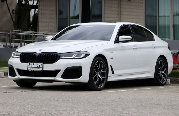 BMW Series 5 2023 530e Sedan ปลั๊กอินไฮบริด (PHEV) ไม่ติดแก๊ส เกียร์อัตโนมัติ ขาว