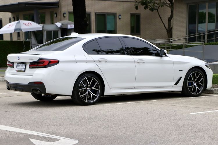 BMW Series 5 2023 530e Sedan ปลั๊กอินไฮบริด (PHEV) ไม่ติดแก๊ส เกียร์อัตโนมัติ ขาว รูปที่ 4
