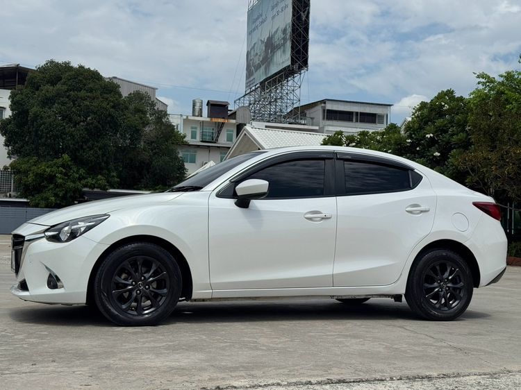Mazda Mazda 2 2017 1.3 High Plus Sedan เบนซิน ไม่ติดแก๊ส เกียร์อัตโนมัติ ขาว รูปที่ 4