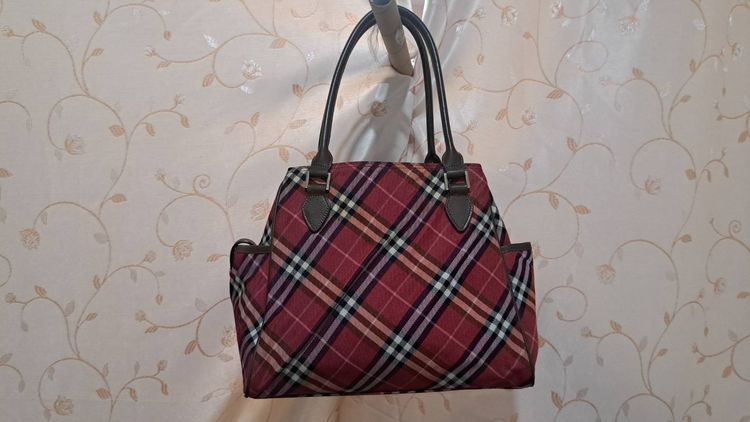 ไนล่อน หญิง  Burberry London Blue Label กระเป๋าลายเช็กสีแดง สภาพนางฟ้า