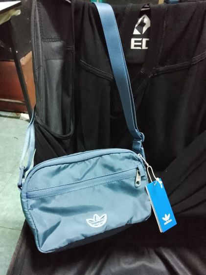 กระเป๋าสะพายข้าง adidas สีน้ำเงินเข้ม