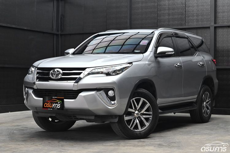 รถ Toyota Fortuner 2.8 V 4WD สี บรอนซ์เงิน