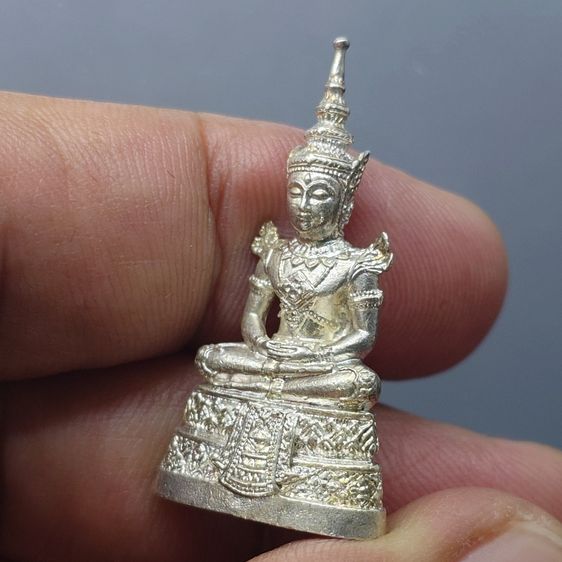 พระพุทธมหามณีรัตนปฏิมากร (พระแก้วมรกต) เนื้อเงินพ่นทราย กรมสรรพสามิต ครบรอบ 64 ปี พ.ศ.2539 พร้อมกล่องเดิม รูปที่ 6