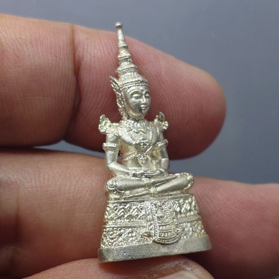 พระพุทธมหามณีรัตนปฏิมากร (พระแก้วมรกต) เนื้อเงินพ่นทราย กรมสรรพสามิต ครบรอบ 64 ปี พ.ศ.2539 พร้อมกล่องเดิม รูปที่ 5