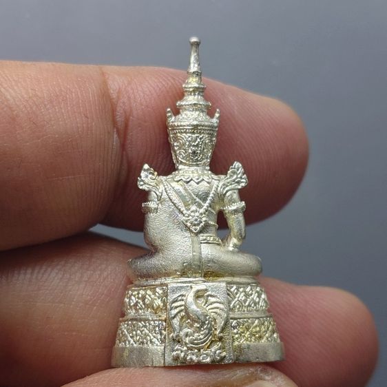 พระพุทธมหามณีรัตนปฏิมากร (พระแก้วมรกต) เนื้อเงินพ่นทราย กรมสรรพสามิต ครบรอบ 64 ปี พ.ศ.2539 พร้อมกล่องเดิม รูปที่ 4