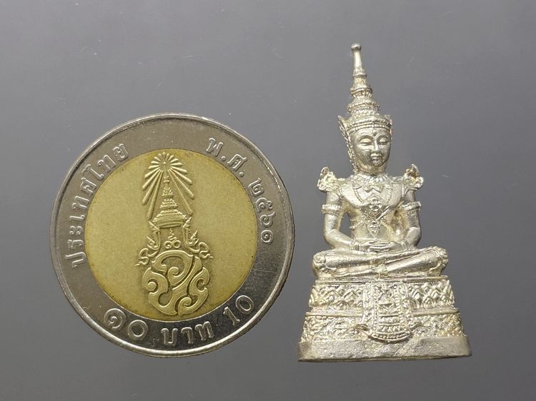 พระพุทธมหามณีรัตนปฏิมากร (พระแก้วมรกต) เนื้อเงินพ่นทราย กรมสรรพสามิต ครบรอบ 64 ปี พ.ศ.2539 พร้อมกล่องเดิม รูปที่ 8