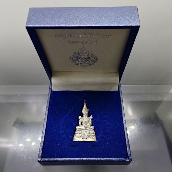 พระพุทธมหามณีรัตนปฏิมากร (พระแก้วมรกต) เนื้อเงินพ่นทราย กรมสรรพสามิต ครบรอบ 64 ปี พ.ศ.2539 พร้อมกล่องเดิม
