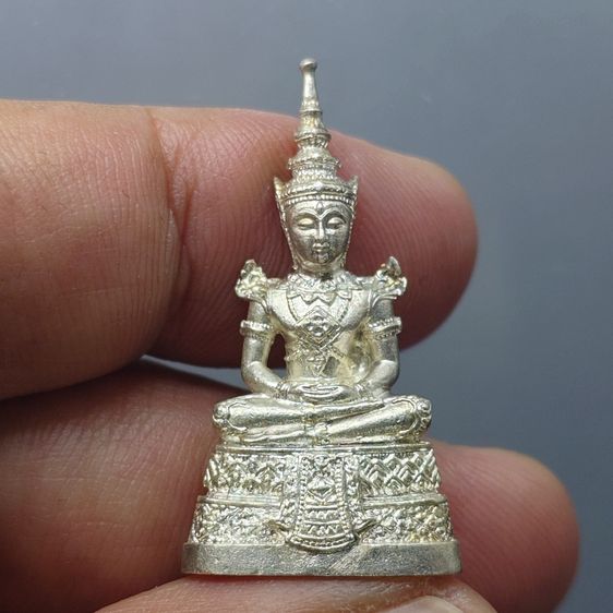 พระพุทธมหามณีรัตนปฏิมากร (พระแก้วมรกต) เนื้อเงินพ่นทราย กรมสรรพสามิต ครบรอบ 64 ปี พ.ศ.2539 พร้อมกล่องเดิม รูปที่ 3