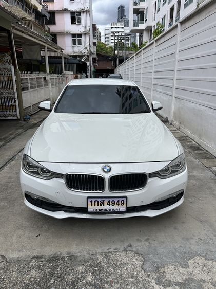 BMW Series 3 2017 330e Sedan ปลั๊กอินไฮบริด (PHEV) ไม่ติดแก๊ส เกียร์อัตโนมัติ ขาว รูปที่ 2