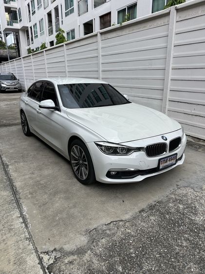 BMW Series 3 2017 330e Sedan ปลั๊กอินไฮบริด (PHEV) ไม่ติดแก๊ส เกียร์อัตโนมัติ ขาว