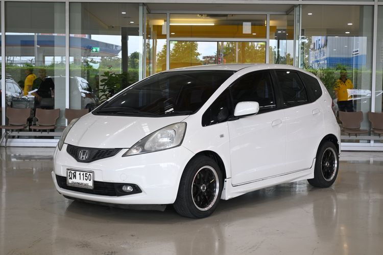 รถ Honda Jazz 1.5 V สี ขาว