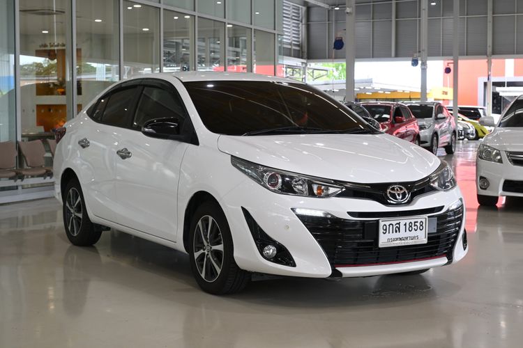 รถ Toyota Yaris ATIV 1.2 High สี ขาว