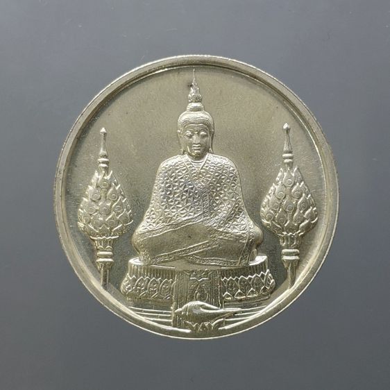 เหรียญพระแก้วมรกต ภปร รุ่นแรก ทรงเครื่องฤดูหนาว เนื้อเงิน ฉลองกรุงรัตนโกสินทร์ 200 ปี พ.ศ.2525