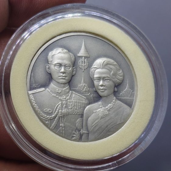 เหรียญที่ระลึก 50 ปี พระบรมราชาภิเษกสมรส พ.ศ.2543 เนื้อเงินรมดำ พร้อมกล่องหนัง และใบเซอร์ รูปที่ 4