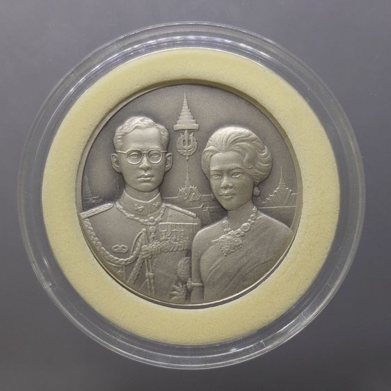 เหรียญที่ระลึก 50 ปี พระบรมราชาภิเษกสมรส พ.ศ.2543 เนื้อเงินรมดำ พร้อมกล่องหนัง และใบเซอร์ รูปที่ 2