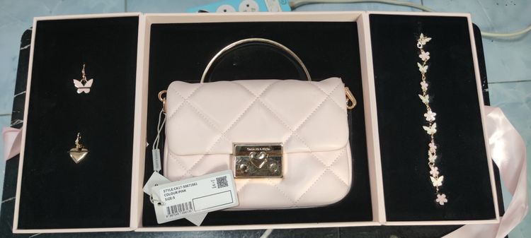 กระเป๋า Charles  Keith ครบกล่อง 1500 บาท
