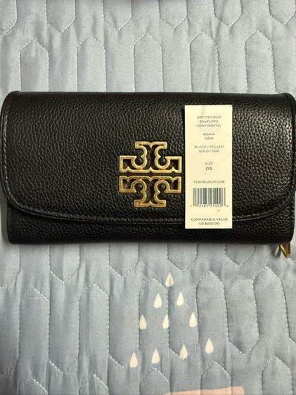 หนังแท้ ไม่ระบุ กระเป๋าสตางค์ Tory Burch รุ่น Britten Duo Envelope Continental สีดำพร้อมโลโก้สีทอง