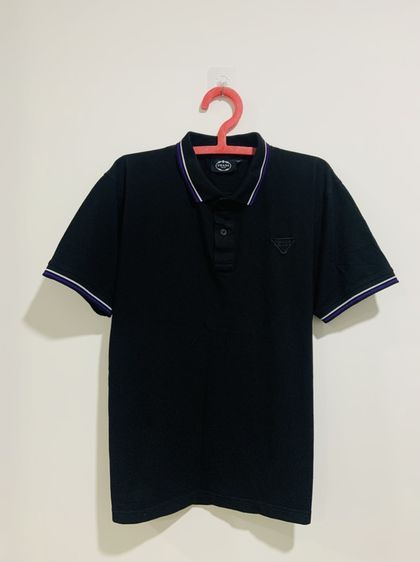 อื่นๆ อื่นๆ แขนสั้น เสื้อโปโล Prada แท้ 💯 size XXL วัดจริงขนาด อก 22 ยาว 28 นิ้ว สภาพดีมาก เนื้อผ้าดีมากยืดหยุ่นดีมาก สีดำเข้ม สีเทลสวย ทรงสวย หายากน่าสะสมครับ
