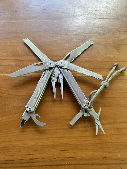 มีดพับ มีดเดินป่า ขายอุปกรณ์เดินป่า Multitool Leatherman