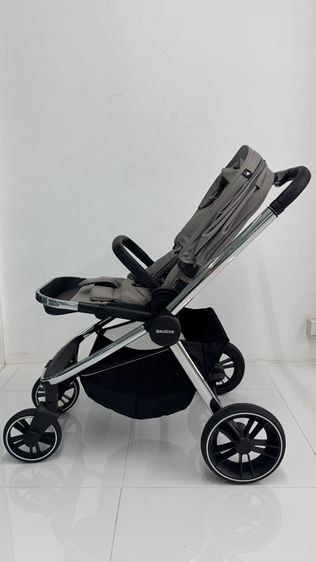 ชื่อสินค้า : Smooz Stroller รถเข็นเด็กปรับการเข็นได้ 2 ทาง แบรนด์สินค้า : Daiichiรายละเอียดสินค้า Product Size : เมื่อกางออก กว้าง 57 ซ.ม. ยาว 90 ซ.ม. สูง 102 รูปที่ 2