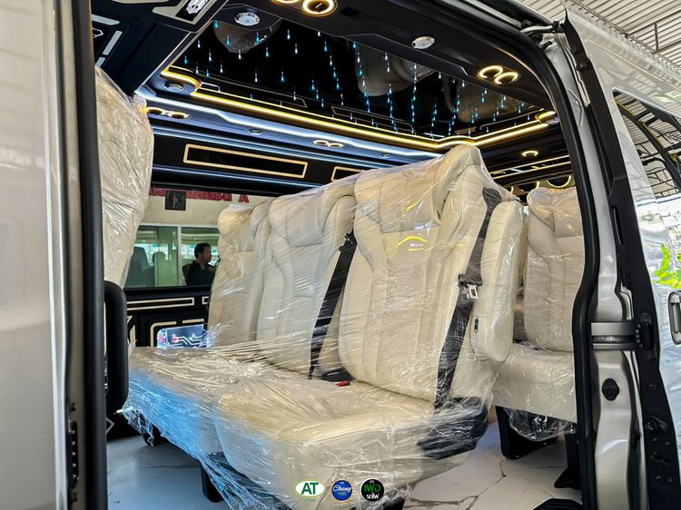 Toyota Commuter 2023 2.8 High Roof Van ดีเซล ไม่ติดแก๊ส เกียร์อัตโนมัติ เทา