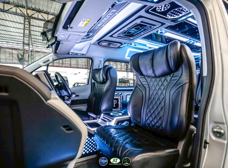 Toyota Commuter 2023 2.8 Van ดีเซล ไม่ติดแก๊ส เกียร์ธรรมดา เทา รูปที่ 4