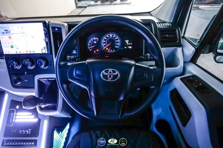 Toyota Commuter 2023 2.8 Van ดีเซล ไม่ติดแก๊ส เกียร์ธรรมดา เทา รูปที่ 2