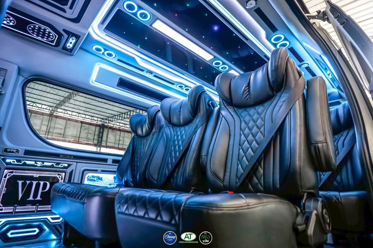 Toyota Commuter 2023 2.8 Van ดีเซล ไม่ติดแก๊ส เกียร์ธรรมดา เทา