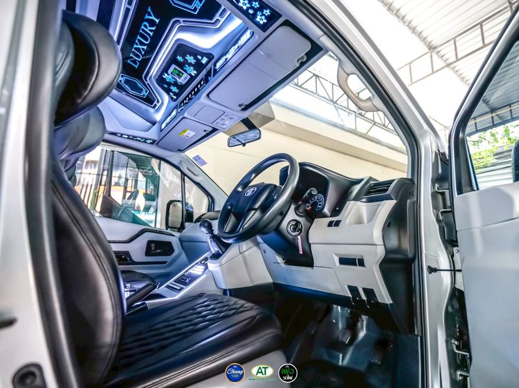 Toyota Commuter 2023 2.8 Van ดีเซล ไม่ติดแก๊ส เกียร์ธรรมดา เทา รูปที่ 3