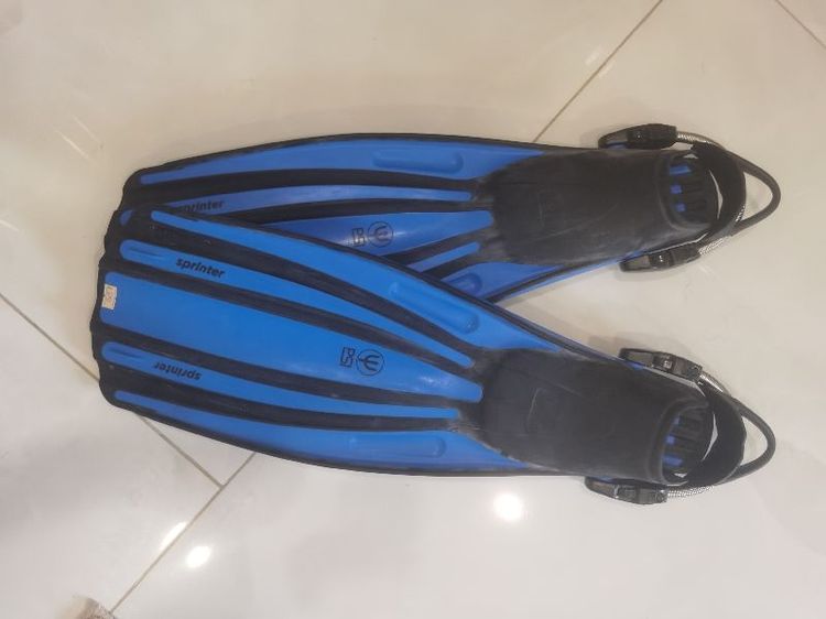 Swimming goggles and fins