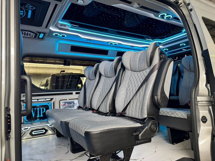 Toyota Commuter 2025 2.8 High Roof Van ดีเซล ไม่ติดแก๊ส เกียร์อัตโนมัติ เทา