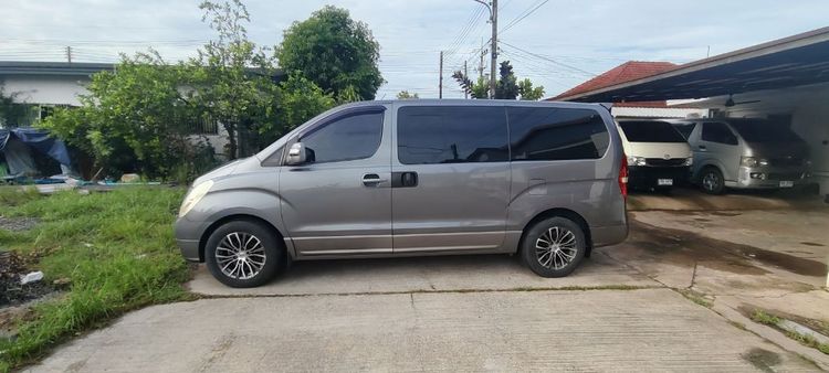 Hyundai H-1  2011 2.5 Deluxe Van ดีเซล เกียร์อัตโนมัติ เทา