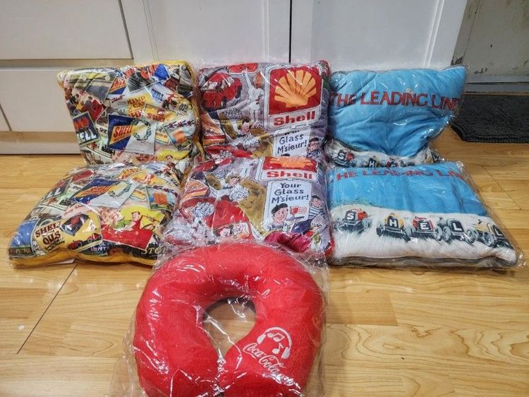 หมอนผ้าห่ม Shell จำนวน 6 ใบ และหมอนรองคอ cocacola