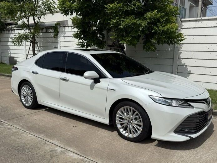 รถ Toyota Camry 2.5 HEV Premium สี ขาว