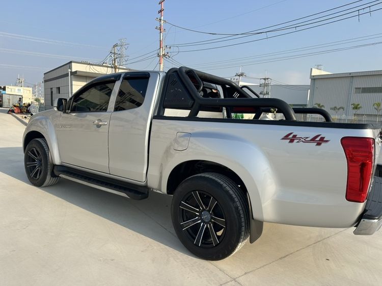 รถ Isuzu D-MAX 3.0 V-Cross Z 4WD สี บรอนซ์เงิน