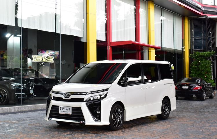 รถ Toyota Voxy 2.0 สี ขาว