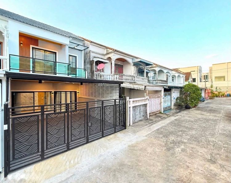  บ้านสวย รีโนเวทใหม่ พร้อมเข้าอยู่  