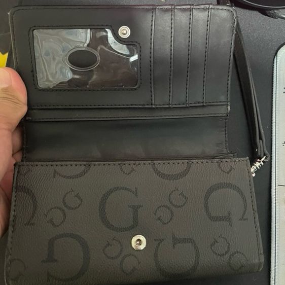 กระเป๋าสตางค์ใบยาว GUESS สีดำชาร์โคล มีสายคล้องข้อมือ รูปที่ 3