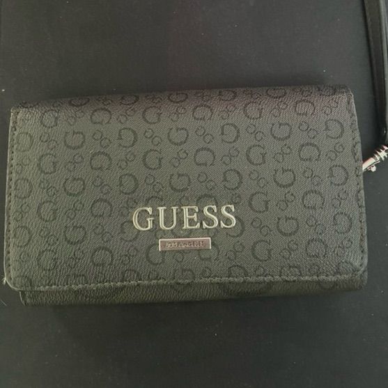 หนัง PU หญิง กระเป๋าสตางค์ใบยาว GUESS สีดำชาร์โคล มีสายคล้องข้อมือ